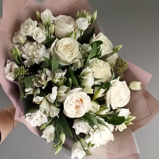 Melodía de primavera ( ramo de rosas, Lisianthus, alstroemeria, Dianthus y vegetación)