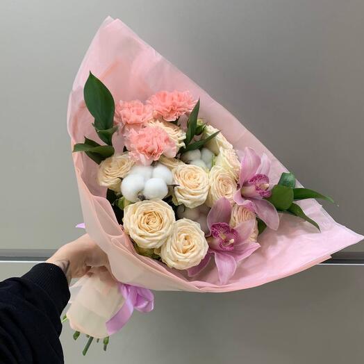 Букет из розовых кустовых роз с орхидеями