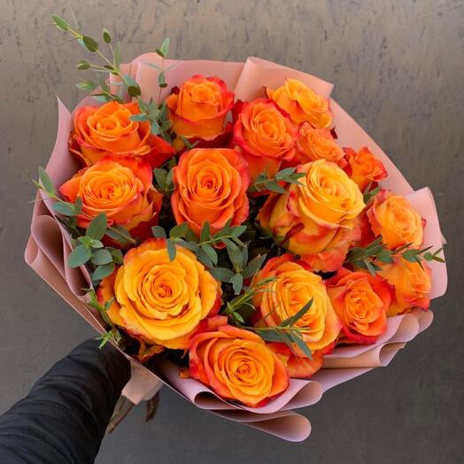 Букет из 15 красно-жёлтых роз Силантой с эвкалиптом