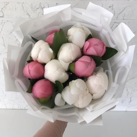 Bouquet of white and salmon peonies (11)
