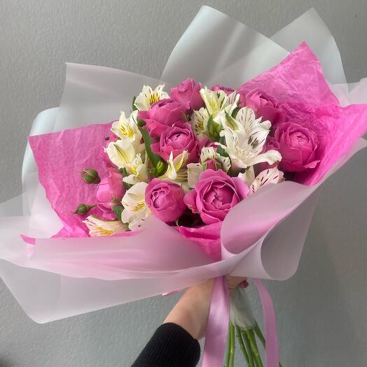 Букет из кустовой пионовидной розы и альстромерии 💕