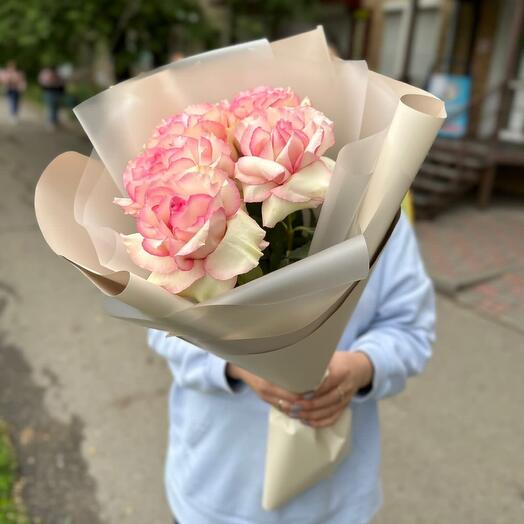 Ramo con rosas de encaje
