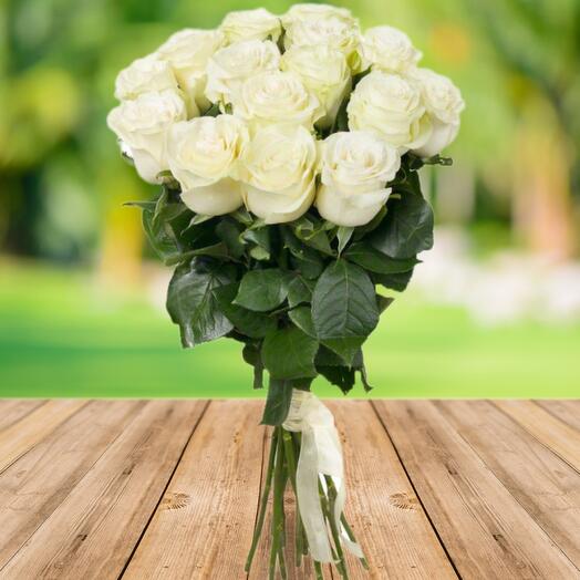 Bouquet of 11 white Mondial roses 60 cm