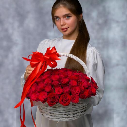 Корзина с красными розами