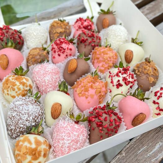 Клубника в  шоколаде "Ассорти" (25-30 ягод)