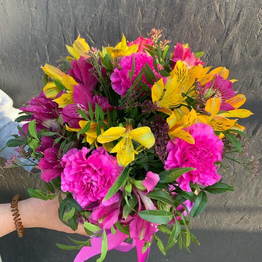 Hatbox with alstroemeria, carnations, limonium and herbs