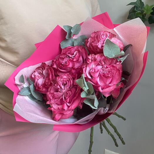 Rosas peonías con eucalipto