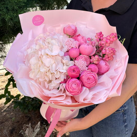 Bouquet with peony-shaped Silva Pink roses and hydrangea