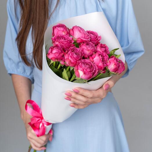 Peony-shaped roses in a bouquet