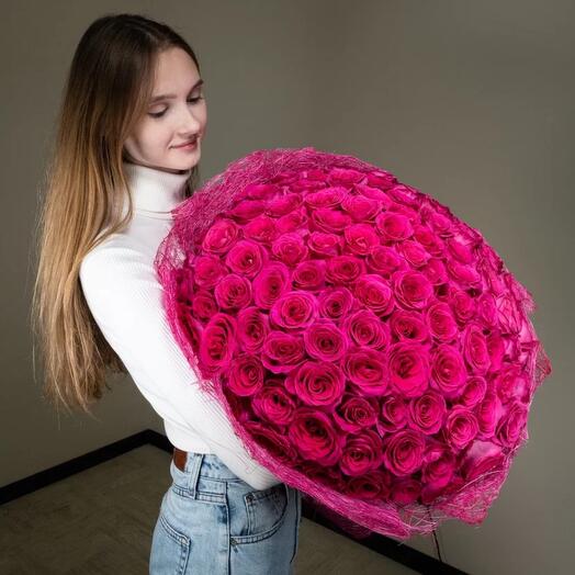 101 малиновая голландская роза 70см в сизали