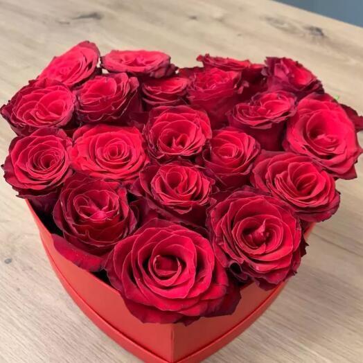 Flowerbox w kształcie serca z czerwonymi rożami