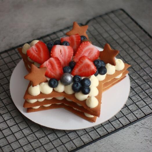 Медовый торт-звезда с ягодами, открытый медовик