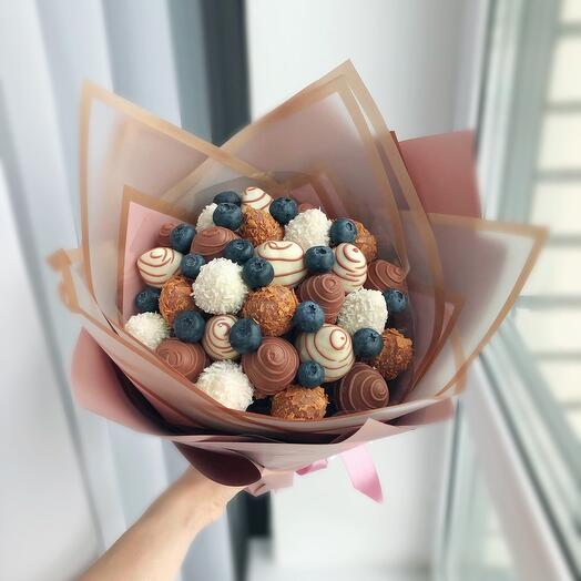 Chocolate-covered strawberry bouquet with blueberries 25 berries