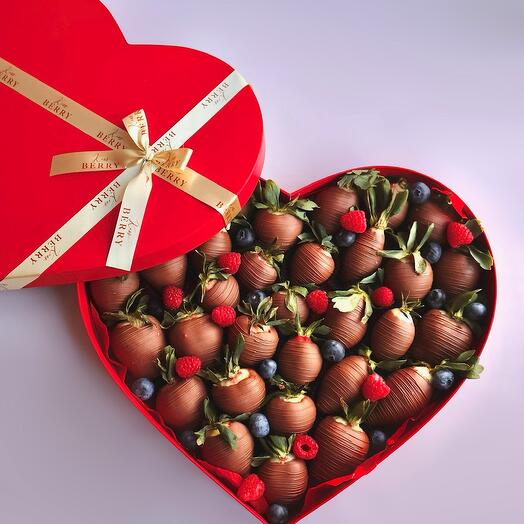 Gift heart with chocolate-covered strawberries