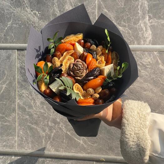 Букет из сухофруктов с кедровой шишкой