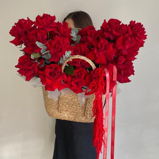 Корзина с красными ажурными розами