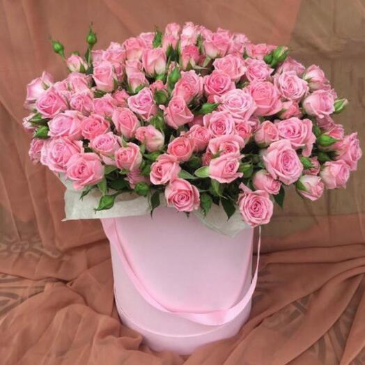 Кустовые розы в коробке