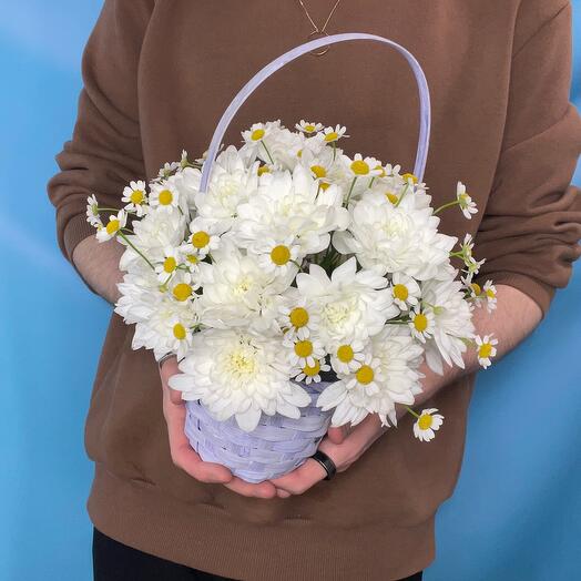 Корзина из хризантем и ромашек