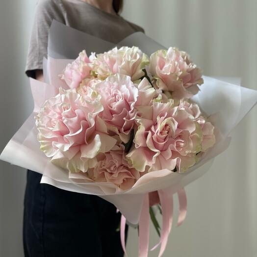 Розовые французские розы в упаковке