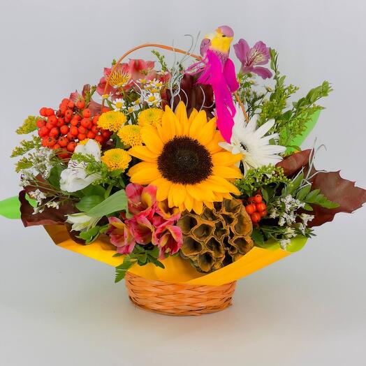 Осенний букет цветов с подсолнухом в корзинке