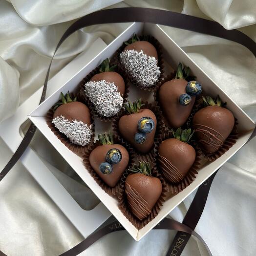 Клубника в молочном шоколаде с голубикой