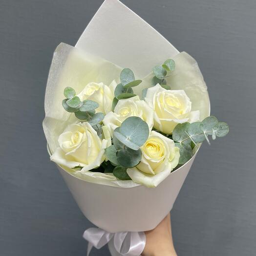 Букет комплимент из 5 белых роз