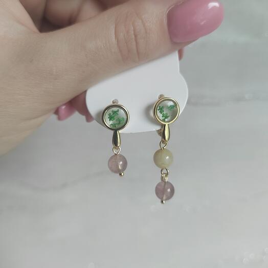 Серьги из эпоксидной смолы и сухоцветов с добавлением цитрина и розового кварца