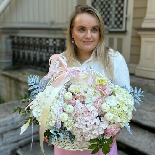 Корзина с гортензиями