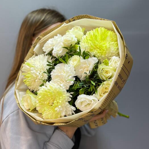 Нежный букет из хризантем, роз и эустом