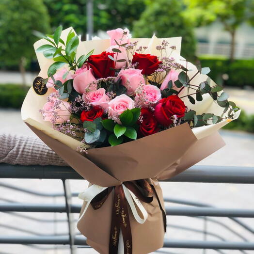 Bouquet Of Pink Roses   Red Roses