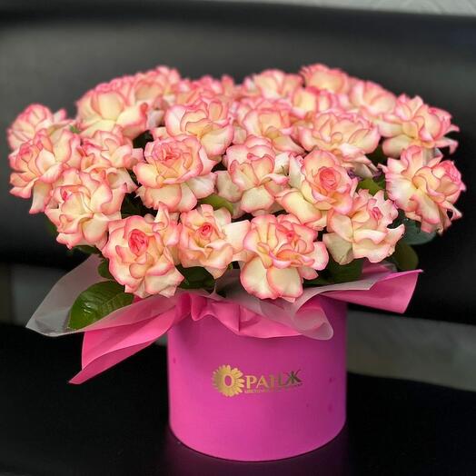 Букет из 25 французских роз в коробке от Цветочного магазина Оранж Алматы