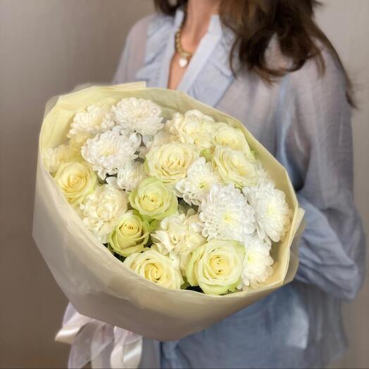 Белый букет из роз, хризантем и диантусов