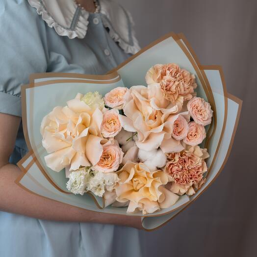 Delicado ramo en crema con rosas francesas "Pudín"