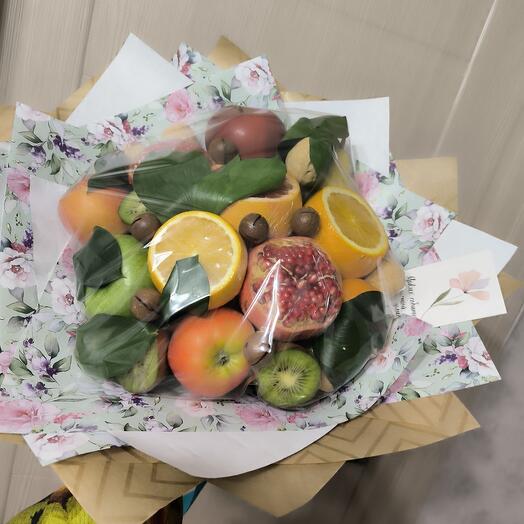 Букет с гранатом, грейпфрутом, апельсинами и грушей