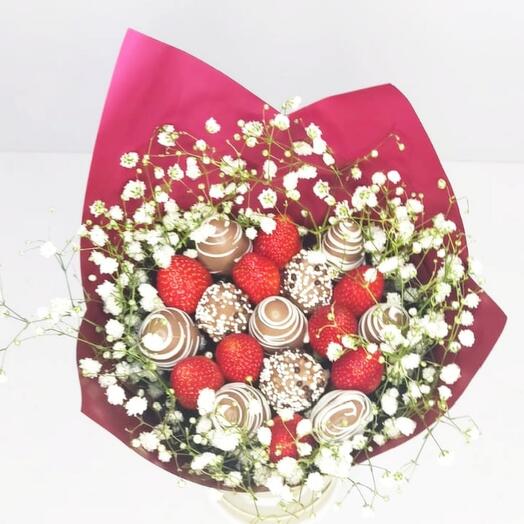 Букет из клубники в шоколаде с гипсофилой