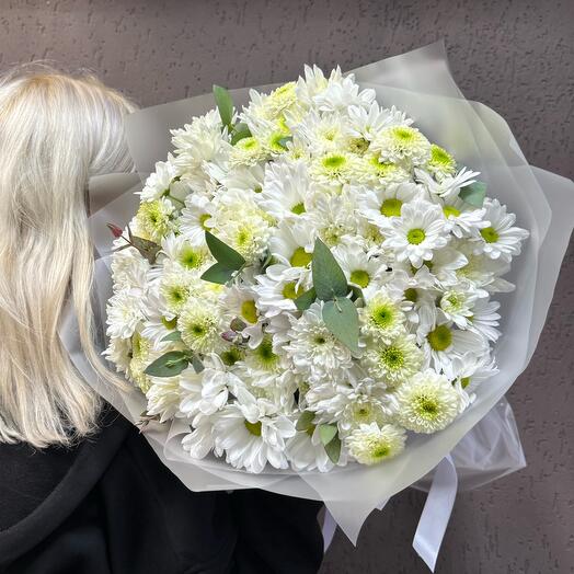 Букет из 11 белых кустовых хризантем с веточками эвкалипта