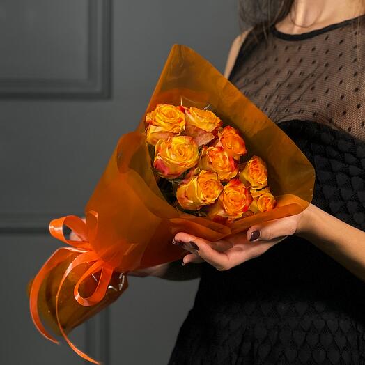Un ramo de 9 rosas naranjas en un paquete de diseño
