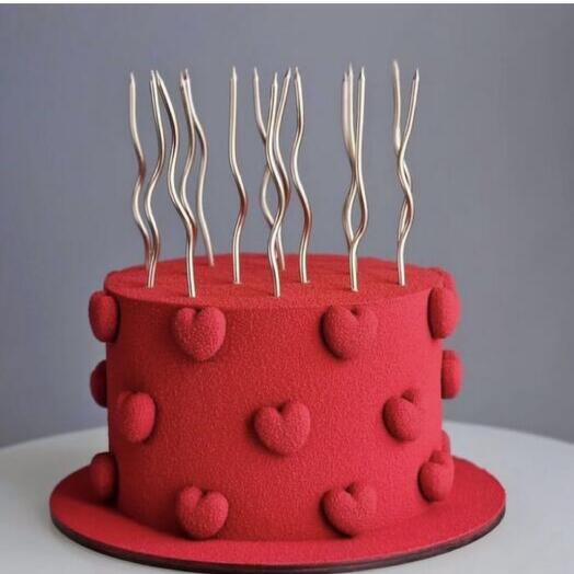 Красный торт с сердечками