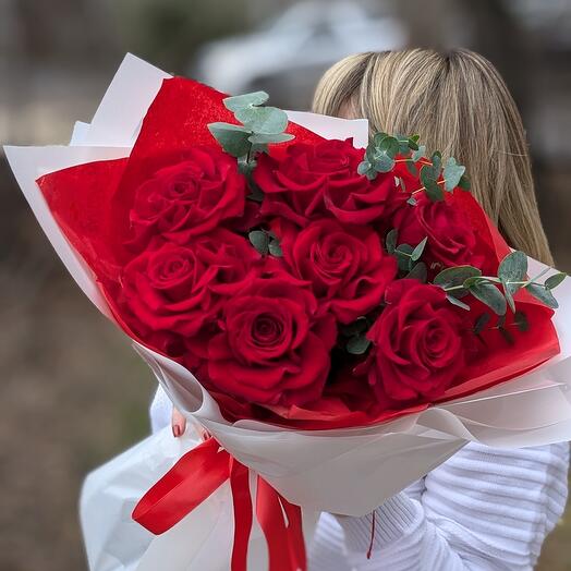 Букет из 7 красных французских роз с эвкалиптом