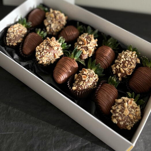 M-size box | milk chocolate   nuts | клубника в молочном шоколаде