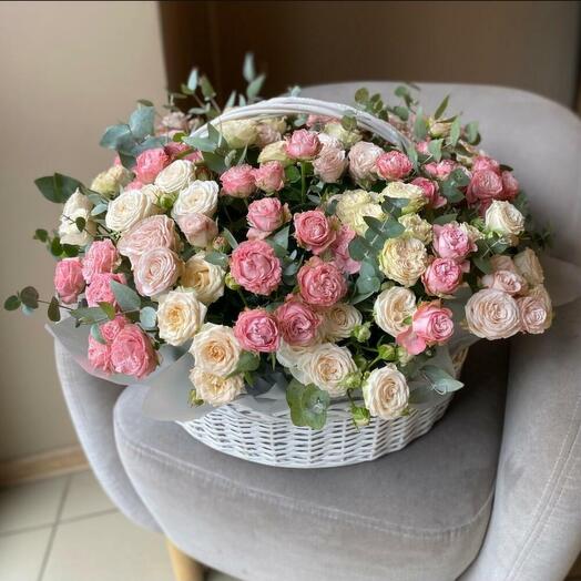 Корзина с цветами «Очарование» из кустовых роз с эвкалиптом