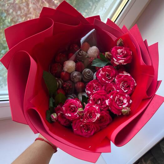 Букет из клубники в шоколаде и кустовых роз на 14 февраля