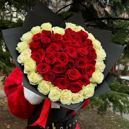 Oferta świąteczna — 51 róż w kształcie serca