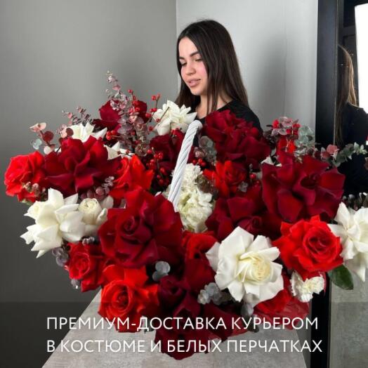 Королевская корзина XL – объёмные эквадорские розы, гортензии, диантусы с эвкалиптом