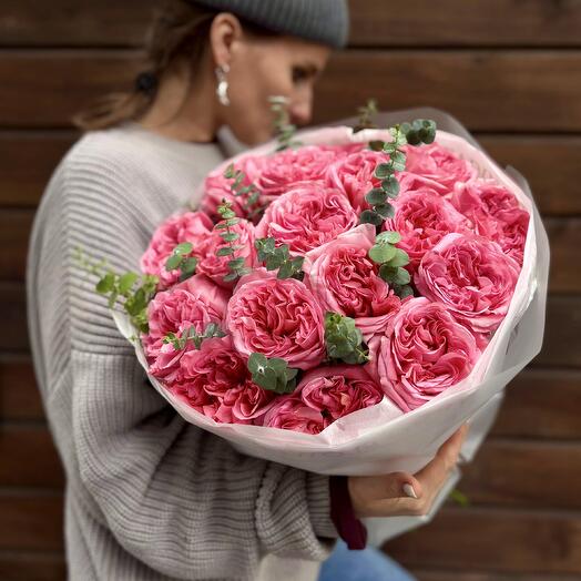Букет эквадорских эквадорских пионовидных роз Pink Expression с эвкалиптом