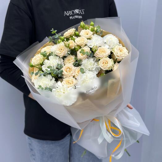 Букет из кустовых роз и диантусов