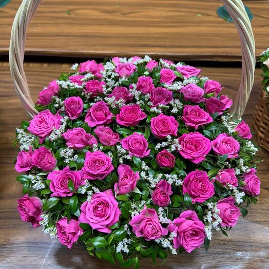 Корзина с розовыми розами