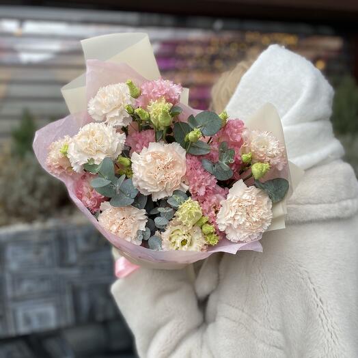 Sponge cake inspiration with eustoma and delicate carnations