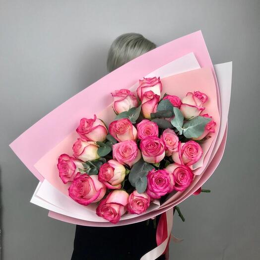 МоноБукет из 21 розовой розы с эвкалиптом