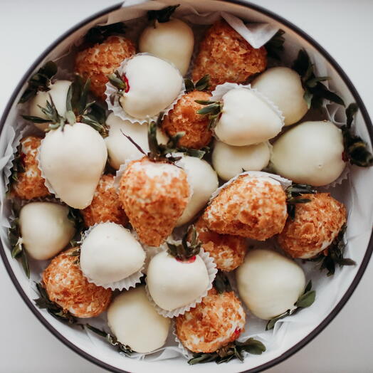 Клубника в белом шоколаде с вафельной крошкой
